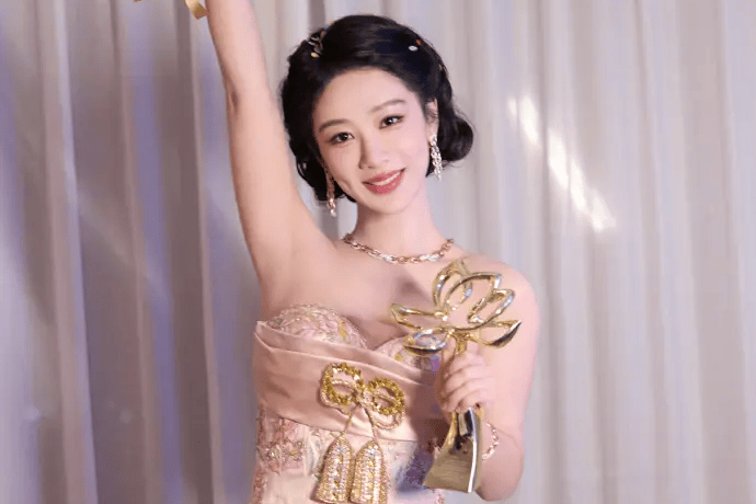 张一山祝贺杨紫获白玉兰视后：又美又会演戏的女演员不多了