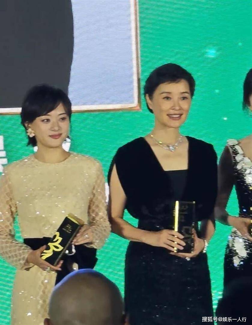 白玉兰这届赢麻了：绿毯替红毯，杨幂扶孙俪牵杨紫，去咖位才是真高级