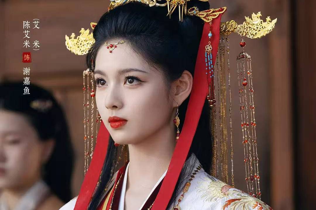 从爆款剧配角到领衔女主，05花艾米《雀骨》首播热度第七
